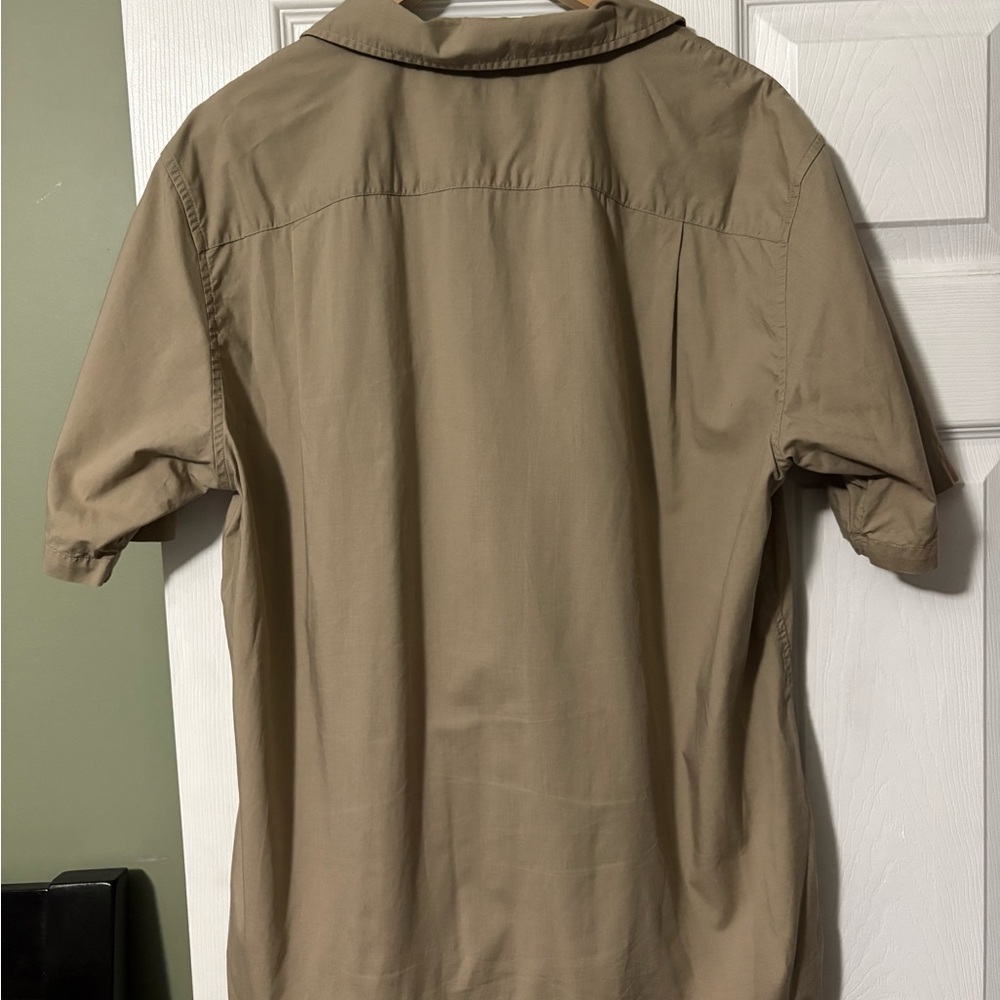 Uniqlo Men's Short-Sleeve Button-Down Shirt in Khaki - Picture 2 of 5